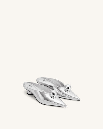 Helena Mules mit spitzer Kappe und Kugelverzierung - Silber