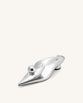 Helena Mules mit spitzer Kappe und Kugelverzierung - Silber