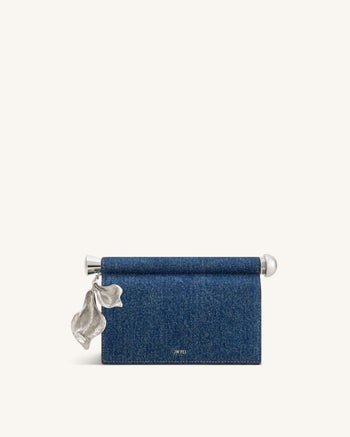 Holly Clutch mit Metallanhänger-Verzierung - Blauer Denim