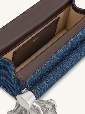 Holly Clutch mit Metallanhänger-Verzierung - Blauer Denim