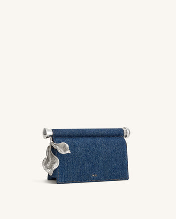 Holly Clutch mit Metallanhänger-Verzierung - Blauer Denim