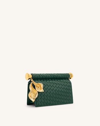 Holly Geflochtene Clutch mit verziertem Metallanhänger – Dunkelgrün