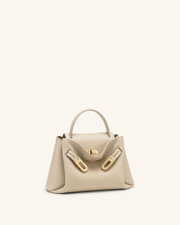Rhea Kleine genarbte Schultertasche mit Doppelschnalle - Sand