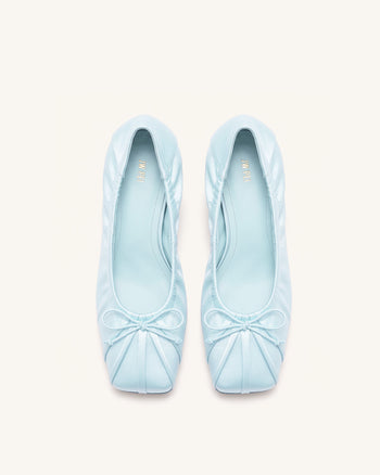 Solenne Gerüschte Pumps mit Satinschleife – Blau