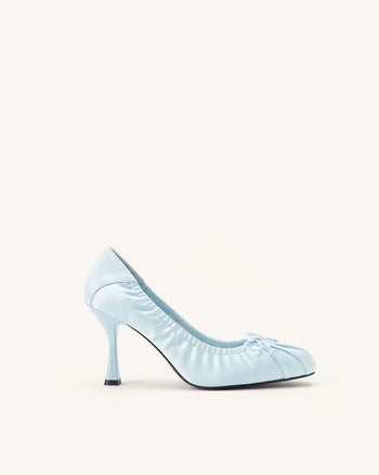 Solenne Gerüschte Pumps mit Satinschleife – Blau