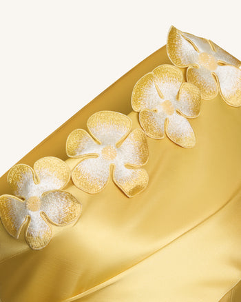 Minikleid mit Blumenapplikation und einem Träger – Gelb