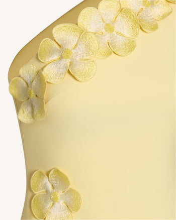 Kleid mit Blumenapplikation, einem Träger, Rüschen und Schlitz – Gelb
