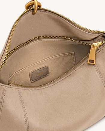 Jayla Schultertasche aus Wildlederimitat mit Metallanhänger-Verzierung - Grau