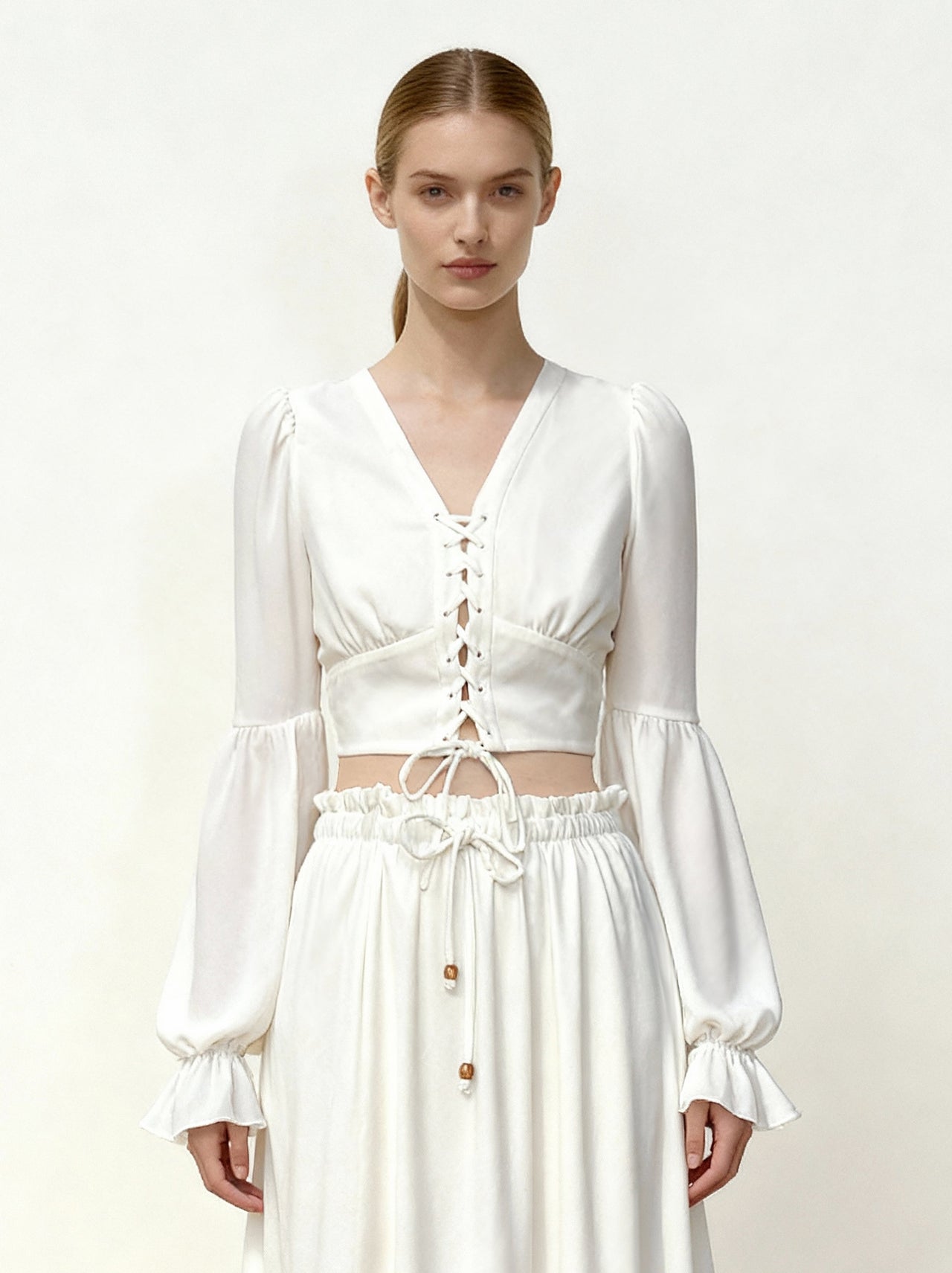 Kurze Chiffonbluse mit Laternenärmeln und Bindedetail vorne - Weiß