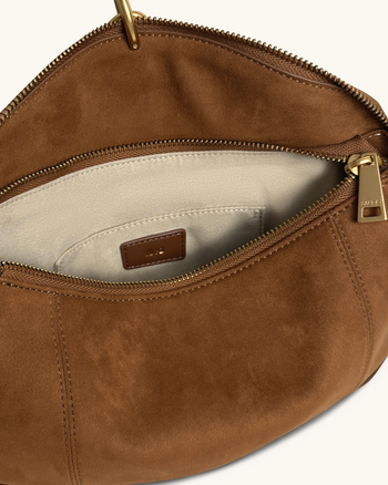Jayla Schultertasche aus Kunstwildleder mit Metallanhänger – Braun