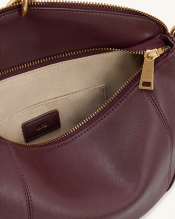 Jayla Schultertasche mit Metallanhänger - Dunkles Burgunderrot
