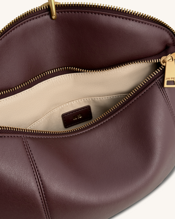 Jayla Schultertasche mit Metallanhänger - Dunkles Burgunderrot