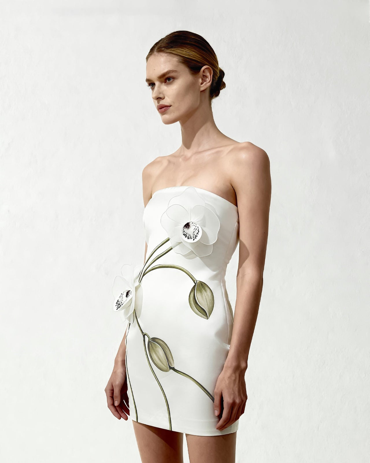 Trägerloses Kleid mit Orchideen-Applikation - Weiß