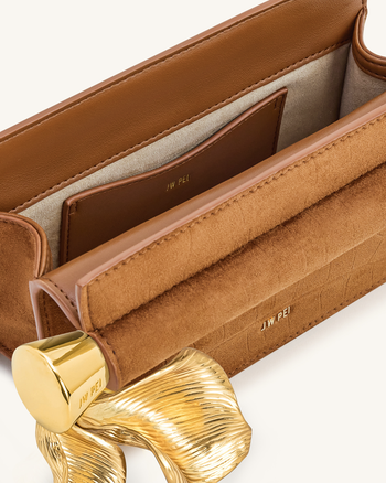Holly Clutch aus Kunstwildleder mit Metallanhänger - Braun