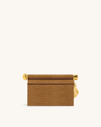 Holly Clutch aus Kunstwildleder mit Metallanhänger - Braun