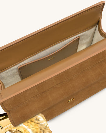 Holly Clutch aus Kunstwildleder mit Metallanhänger - Braun