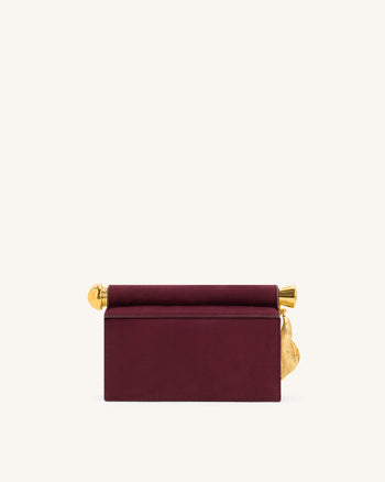 Holly Clutch aus Kunstwildleder mit Metallanhänger - Rötlich Braun