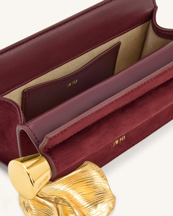 Holly Clutch aus Kunstwildleder mit Metallanhänger - Rötlich Braun