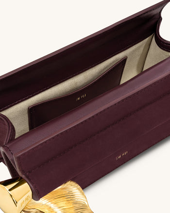 Holly Clutch aus Kunstwildleder mit Metallanhänger - Rötlich Braun