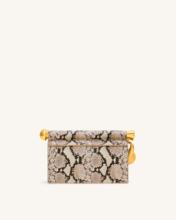 Holly Schlangenhaut-Clutch mit Metallanhänger – Apricot