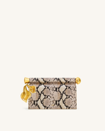 Holly Schlangenhaut-Clutch mit Metallanhänger – Apricot