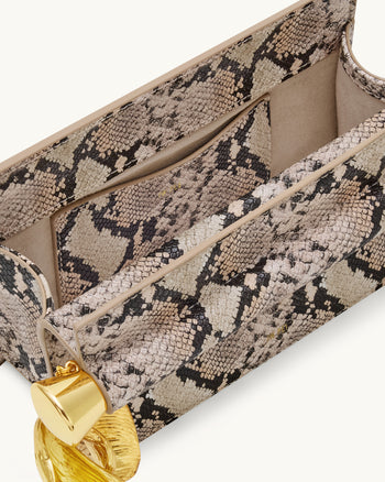 Holly Schlangenhaut-Clutch mit Metallanhänger – Apricot