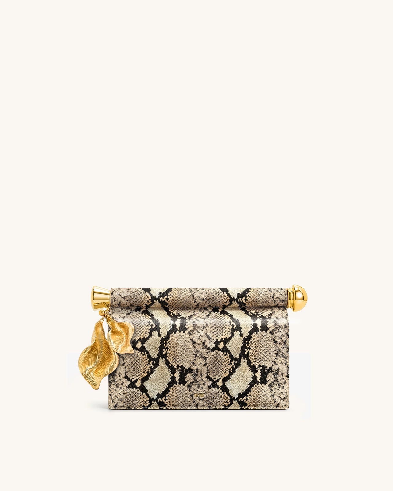 Holly Schlangenhaut-Clutch mit Metallanhänger – Apricot