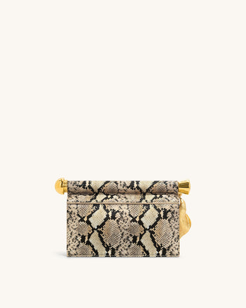 Holly Schlangenhaut-Clutch mit Metallanhänger – Apricot