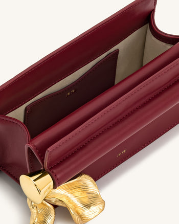 Holly Clutch mit Metallanhänger-Verzierung - Weinrot