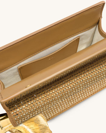 Holly Clutch mit künstlichem Kristall und Metallanhänger - Champagner