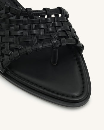 Jocelyn Flip-Flops mit gewebtem Riemen - Schwarz