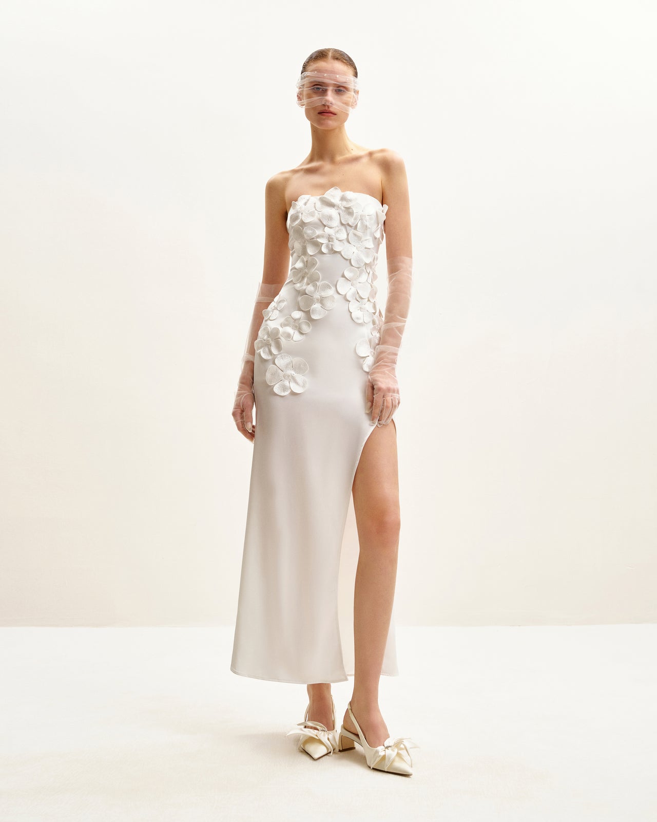 Langes Kleid mit floralem Stickerei - Weiß