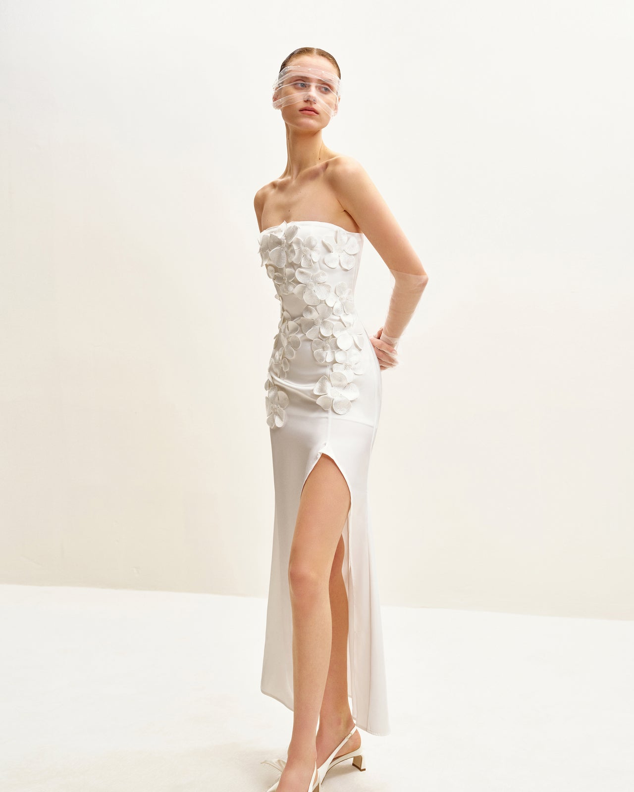 Langes Kleid mit floralem Stickerei - Weiß