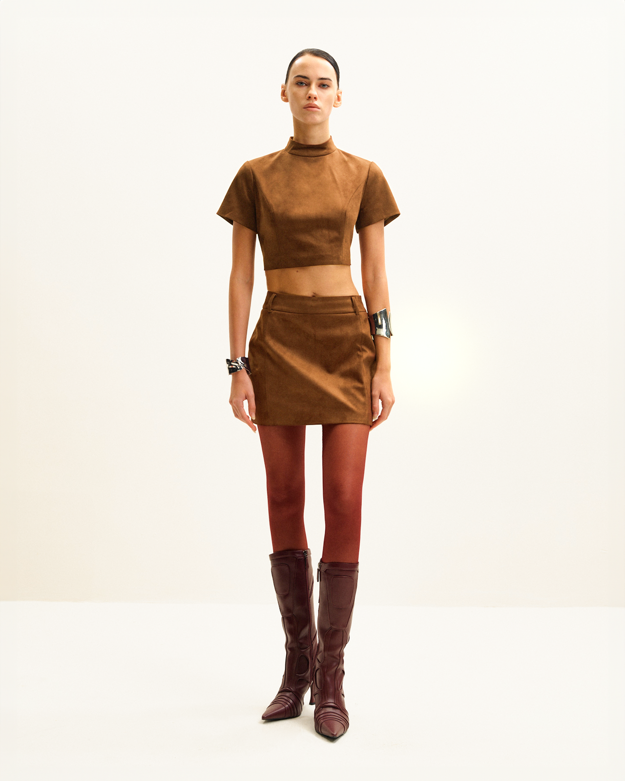 Grace Zweiteiliges Set aus Kunstwildleder - Crop-Top und Minirock - Camel
