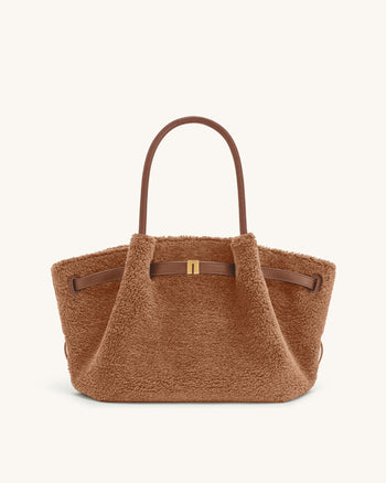 Hana Mittelgroße Tragetasche aus Kunstfell – Kaffeebraun