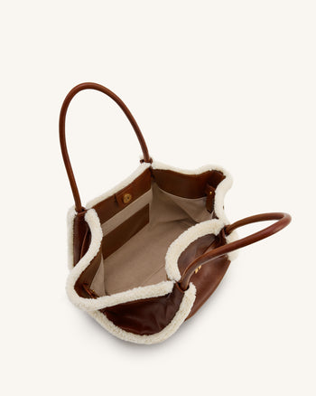 Hana Mittelgroße Tragetasche mit Kunstfellbesatz – Braun