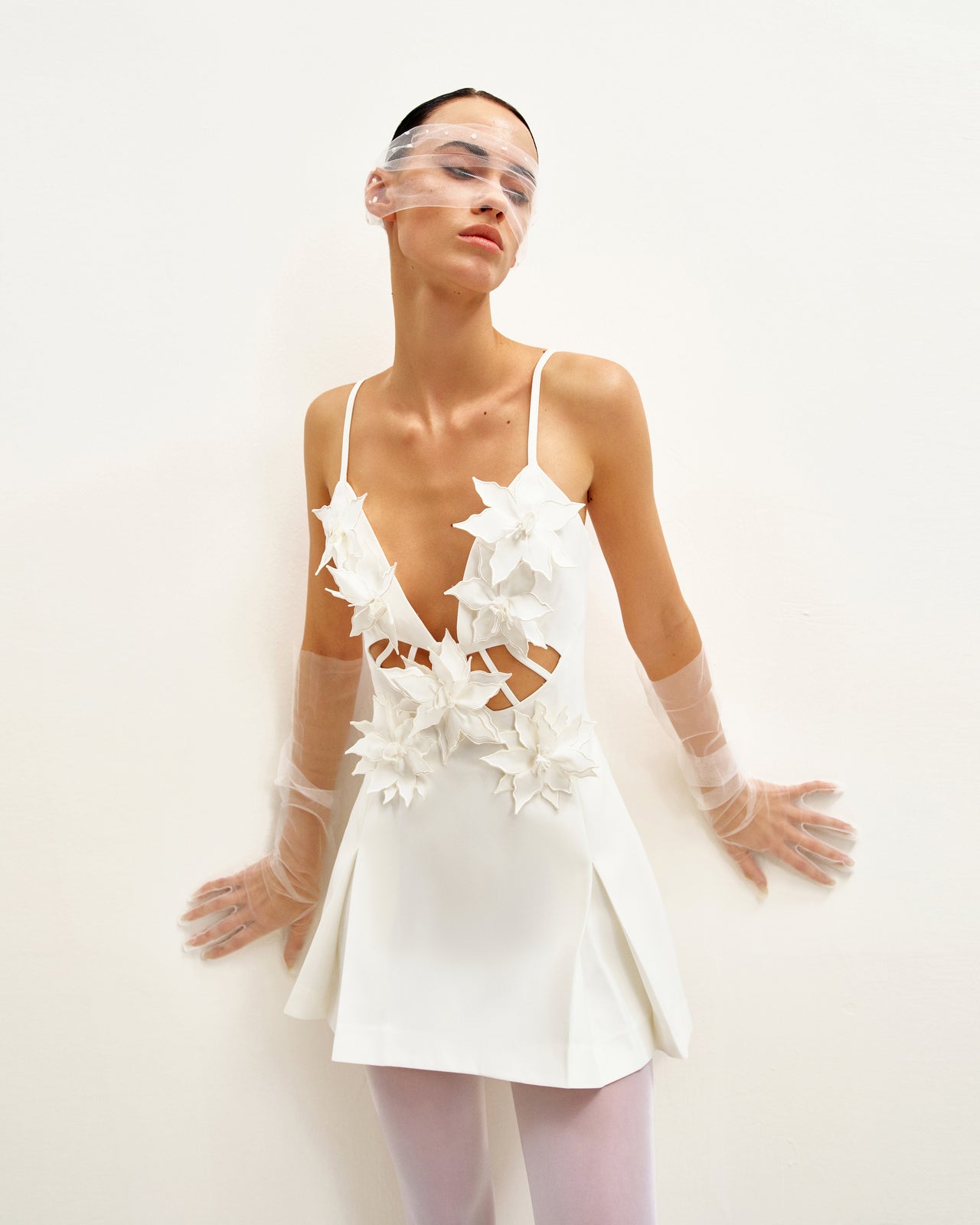 Yuliya Weißes Minikleid mit Blumenverzierung und V-Ausschnitt - Weiß