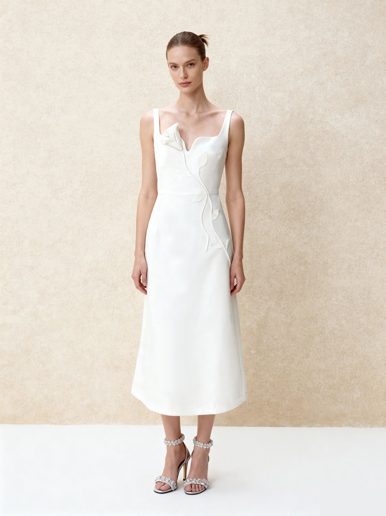 Asymmetrisches Abendkleid mit Herzausschnitt und 3D-Rankenapplikationen – Weiß