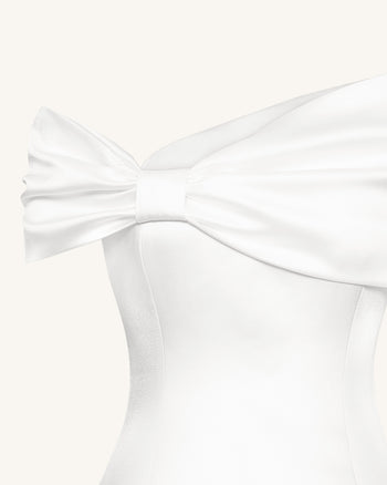 Weißes Satin-Minikleid mit asymmetrischer Schleife