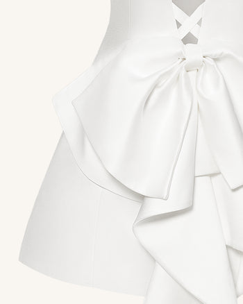 Satin trägerloses Minikleid mit Schleife hinten - Weiß