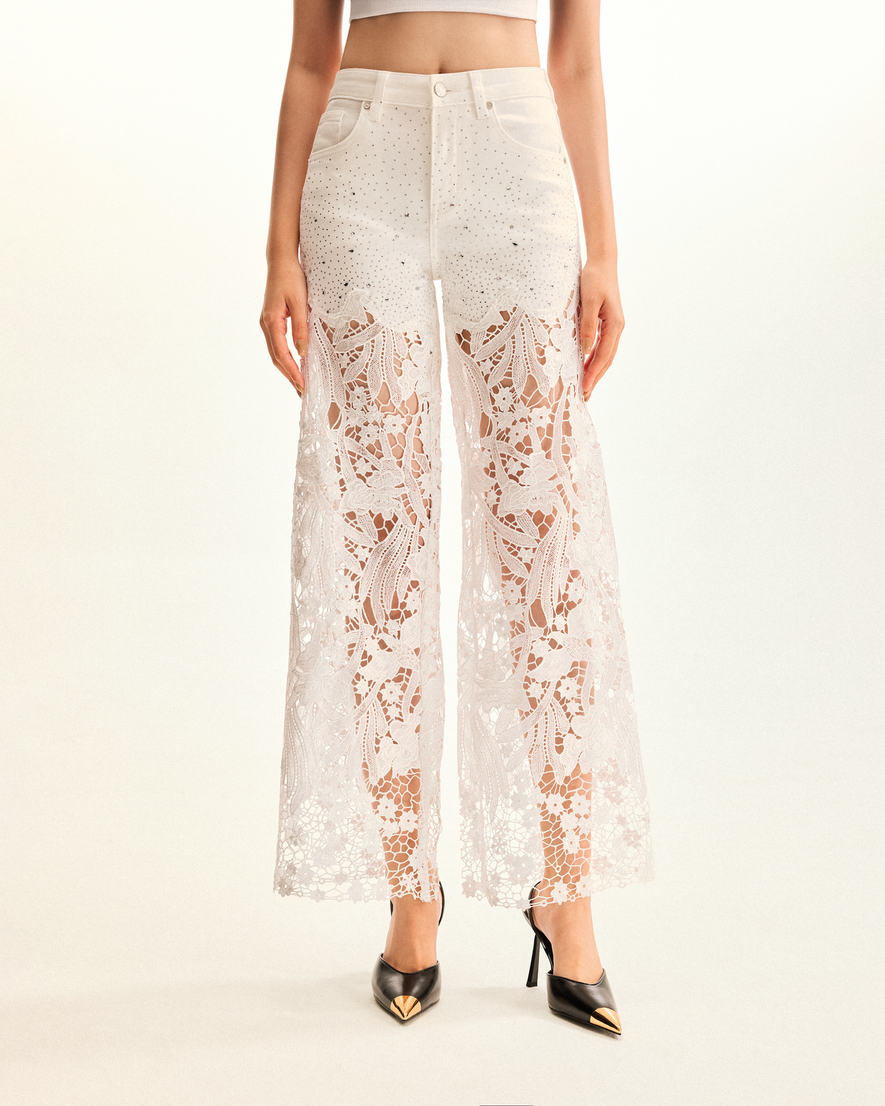 Bestickte High-Rise-Jeans mit weitem Bein aus Spitzen-Denim und Strass – Weiß