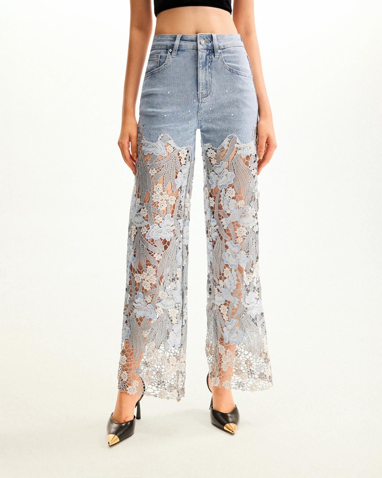 Bestickte Jeans mit hoher Taille und weitem Bein aus Spitzendenim mit Strass – Hellblau