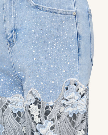 Bestickte Jeans mit hoher Taille und weitem Bein aus Spitzendenim mit Strass – Hellblau