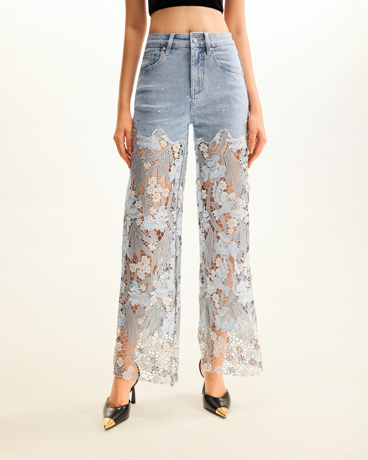 Bestickte Jeans mit hoher Taille und weitem Bein aus Spitzendenim mit Strass – Hellblau