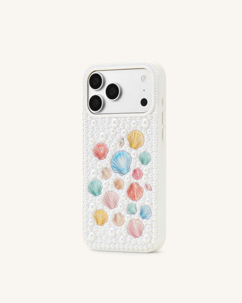 Handyhülle mit Pastell-Muscheln und Perlen – Weiß