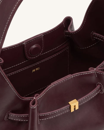 Maeve Lässige Hobo-Tasche mit Dackel-Anhänger - Tiefes Burgund