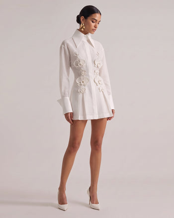 Hochgeschlossenes Mini-Hemdblusenkleid mit Knopfleiste und Orchideen-Verzierung – Weiß