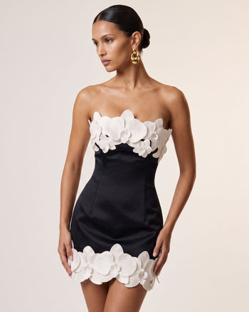 Trägerloses Minikleid mit Orchideen-Besatz – Schwarz & Elfenbein