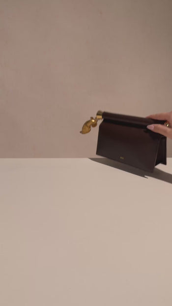 Holly Clutch aus Kunstwildleder mit Metallanhänger - Braun
