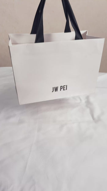 Umhängetasche Jayla mit Metallanhänger – Weiß